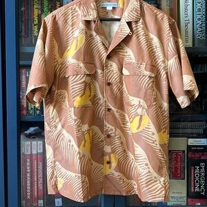 Men’s Outerknown Camp collar button down shirt. Fits slightly oversized. Size M